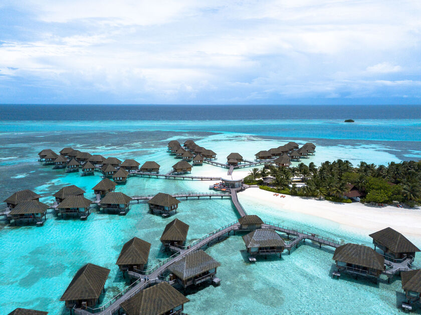 Khám phá thiên đường nghỉ dưỡng Maldives với những bungalow trên mặt nước trong vắt tại Club Med Maldives