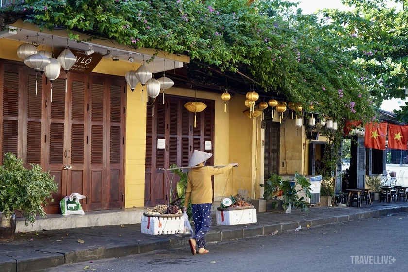 Những cửa hiệu im lìm sớm mai