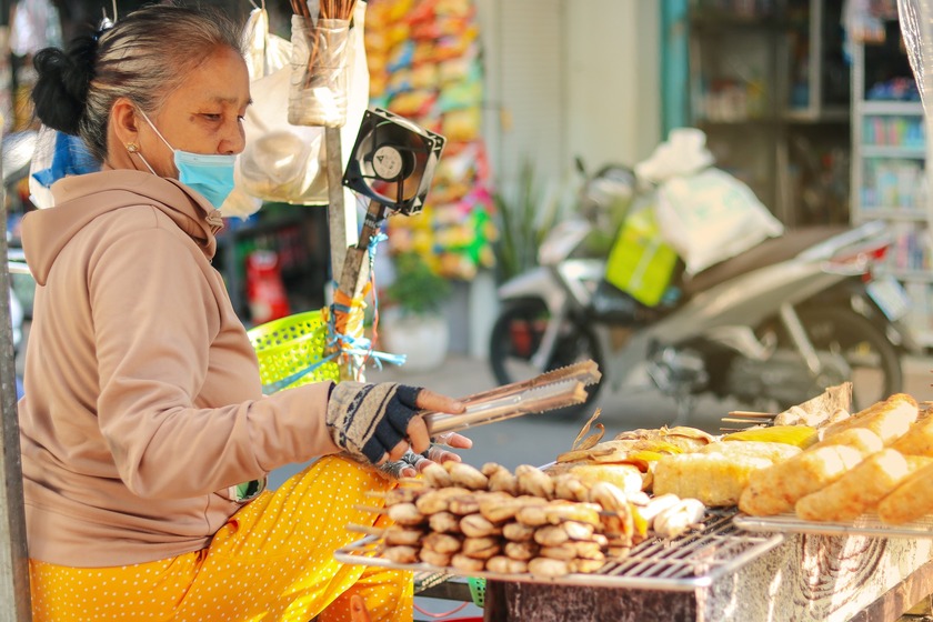 Hàng chuối nướng giản dị có thâm niên hơn 20 năm, gắn liền với bao ký ức tuổi thơ