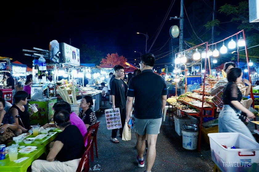 Không gian chợ đêm sáng rực đèn, thu hút đông đảo người dân và du khách ghé thăm mỗi tối