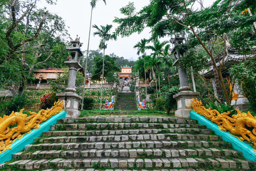 Những bậc thang nhuốm màu thời gian tại Linh Sơn Long Đoàn