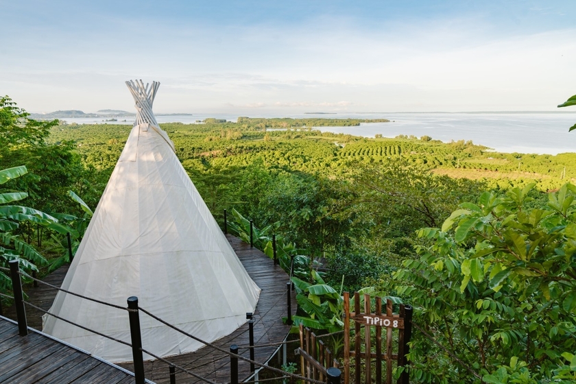 Khuôn viên lều Tipi mát rượi sáng sớm tại Panorama Glamping hồ Trị An