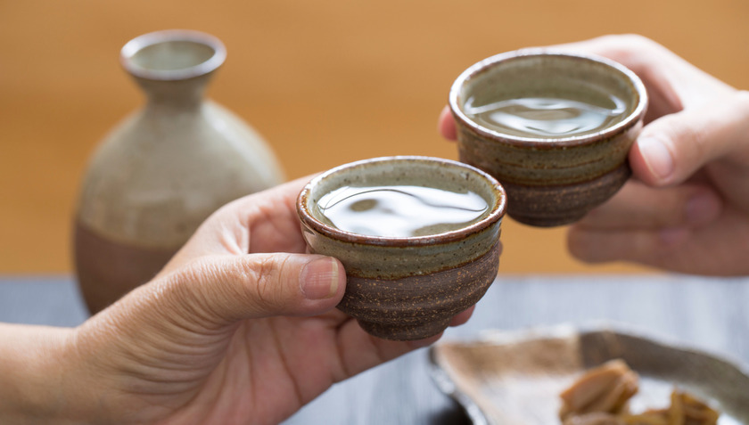 Sake là loại rượu ra đời ở Nhật Bản từ thời xa xưa, nhưng các kỹ thuật sản xuất rượu sake hiện đại bắt đầu được phát triển từ thế kỷ 14 bởi các nhà sư ở những ngôi đền gần Nara, Kyoto và Osaka