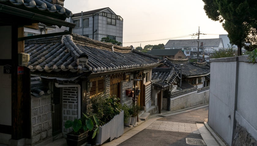 Làng cổ Bukchon Hanok áp đặt giờ giới nghiêm gây ra nhiều tranh cãi