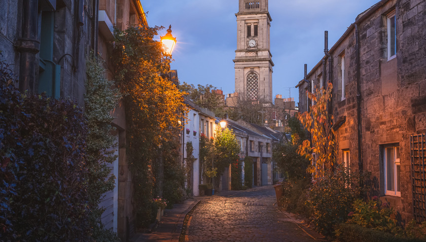 Lá vàng mùa thu phủ khắp các con phố và tòa nhà cổ kính của Edinburgh khiến nhiều du khách đến đây ngỡ như lạc vào thế giới cổ tích