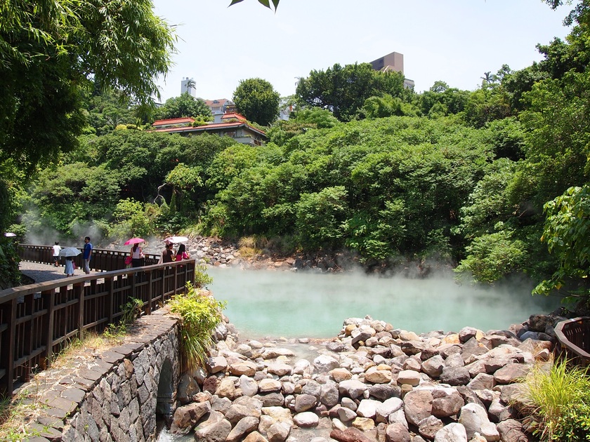 Suối nước nóng tọa lạc tại thung lũng nên sở hữu cảnh sắc thiên nhiên vô cùng đặc sắc