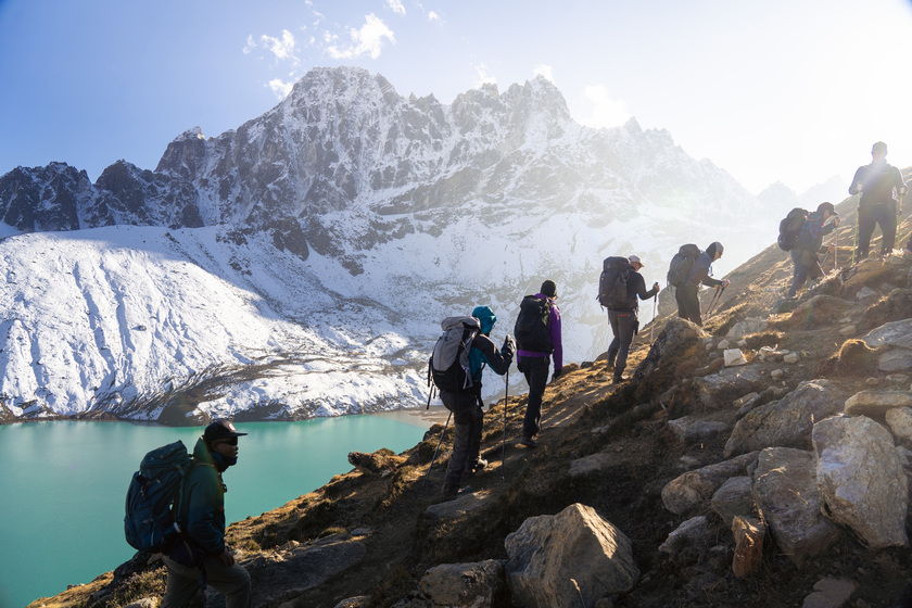 Tự mang vác đồ, tự tìm đường chinh phục Everest