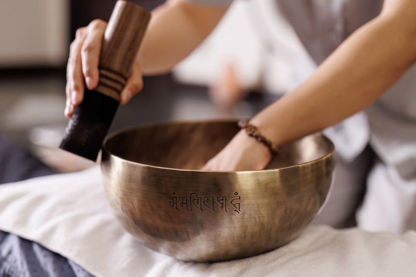 Trị liệu âm thanh Sound Healing – một buổi thiền định với chuông xoay, tạo nên sự thư thái và tĩnh lặng