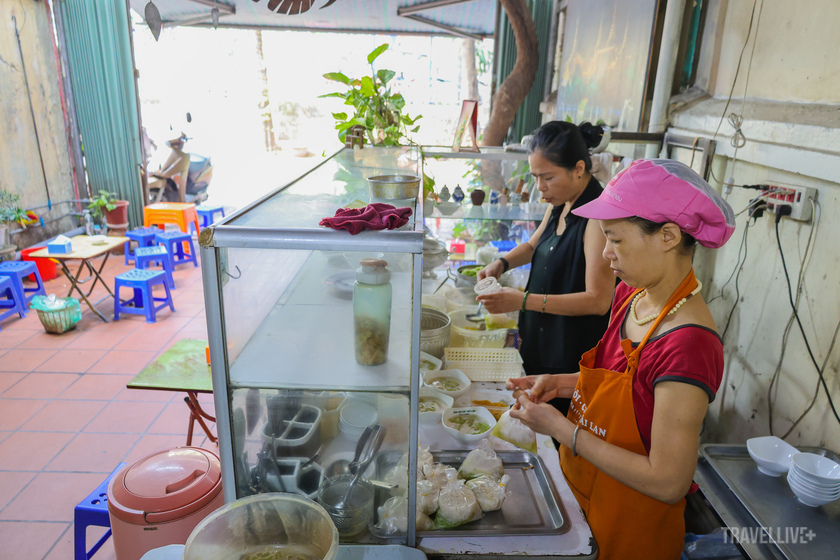 hàng ngày vẫn tiếp tục bán quán