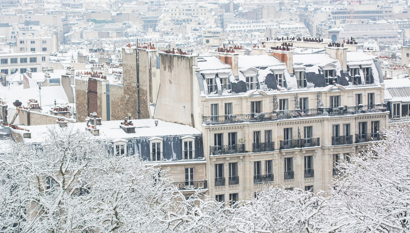 Những bông tuyết đầu mùa bắt đầu xuất hiện ở Paris từ những ngày cuối tháng 11, khiến thủ đô của nước Pháp chìm trong màu trắng tinh khiết, đẹp lung linh và huyền ảo