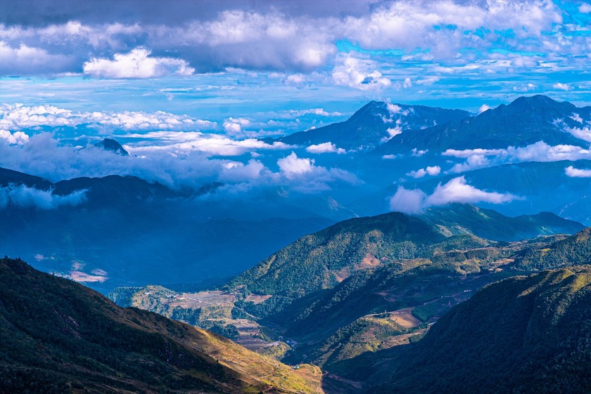 Nhìu Cồ San (2.965m) nằm ở xã Sàng Ma Sáo, huyện Bát Xát, tỉnh Lào Cai, cách Sa Pa 70km