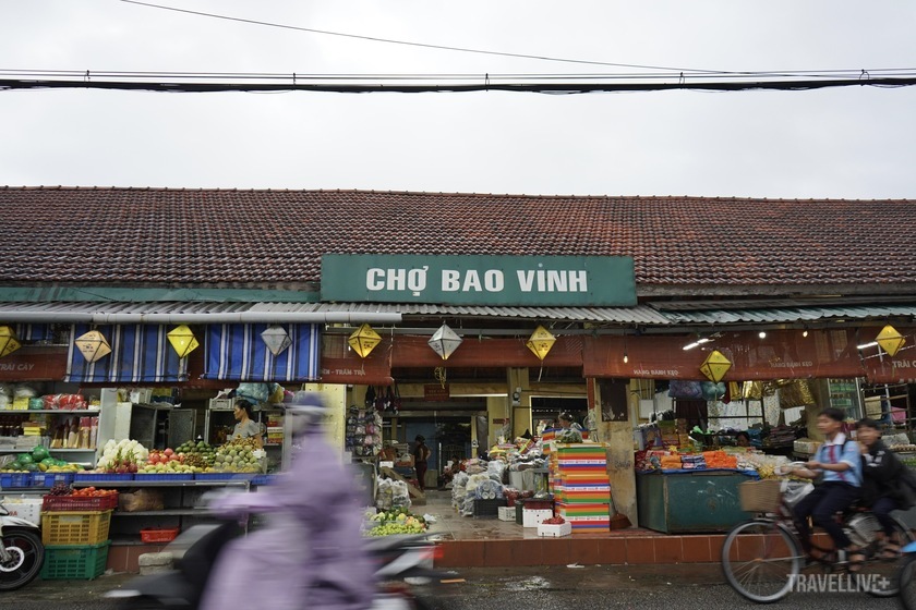 Ghé chợ Bao Vinh, hoà mình vào nhịp sống chậm rãi, cổ kính nơi phố cổ