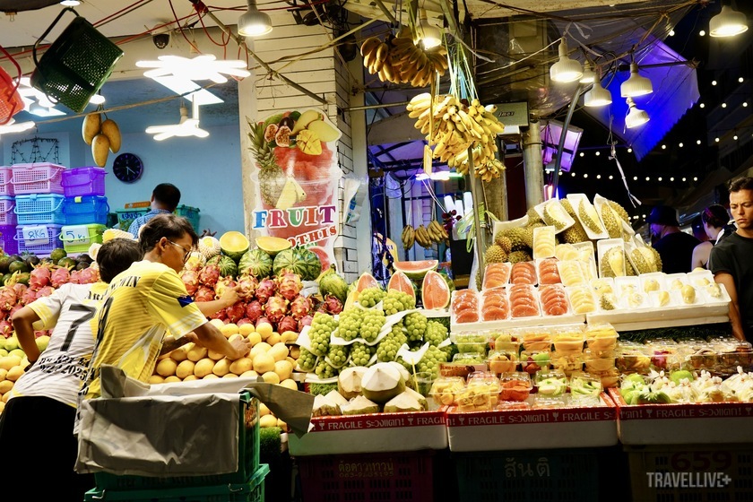 Những sạp hàng bán trái cây tại Kata Walking Street là một bức tranh đầy màu sắc, nơi từng loại quả được sắp xếp gọn gàng, bắt mắt.