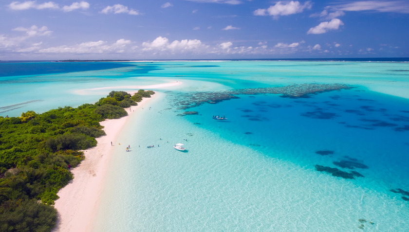 Maldives, với những bãi biển cát trắng trải dài và rạn san hô lấp lánh, là một trong những điểm đến nghỉ dưỡng đắt đỏ nhất thế giới