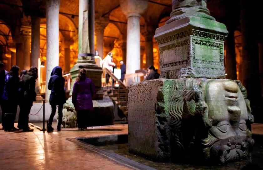 Basilica Cistern không chỉ là một di sản kiến trúc mà còn là một công trình mang đậm dấu ấn lịch sử đầy mê hoặc giữa lòng Istanbu