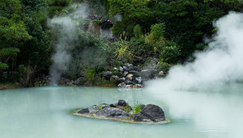 Khởi nguồn như những suối nước khoáng cho sức khỏe, Onsen phát triển lên như 1 trong những điểm thu hút du lịch nổi tiếng nhất ở Nhật Bản, cũng như ảnh hưởng to lớn đến văn hóa tắm của người Nhật