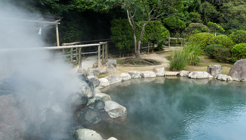 Onsen là những suối nước nóng tự nhiên được tìm thấy khắp nơi trên cả đảo quốc. Nhật Bản nằm ngay Vành đai lửa Thái Bình Dương, vì vậy không có gì ngạc nhiên khi quốc gia này có hơn 25,000 suối nước nóng