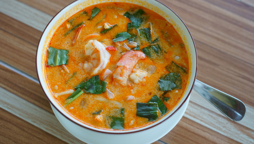 Tom yum kung không chỉ là một món ăn phổ biến trên bàn ăn của người Thái mà còn là biểu tượng của sự hòa quyện giữa kiến thức văn hóa