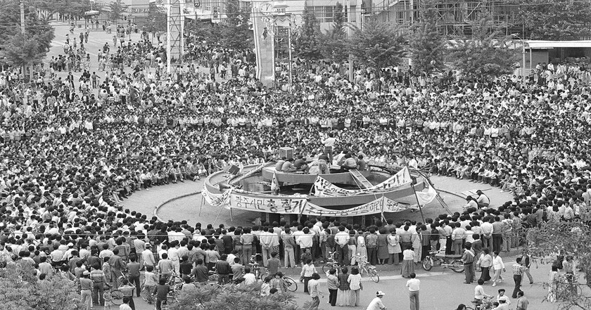 Vào ngày 18/5 năm 1980, đám đông sinh viên và người dân tại thành phố Gwangju phía tây nam Hàn Quốc đã đổ ra đường phản đối chính quyền quân sự của Tổng thống Chun Doo-hwan