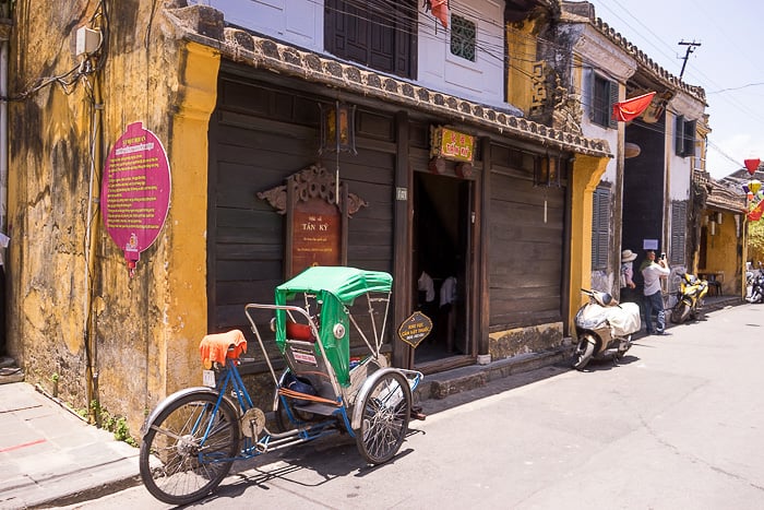 Cái tên nhà cổ Tấn Ký được gia chủ đời thứ 2 đặt tên với ý nghĩa mong muốn sự phát đạt, mang, giúp quá trình kinh doanh, buôn bán thuận lợi hơn