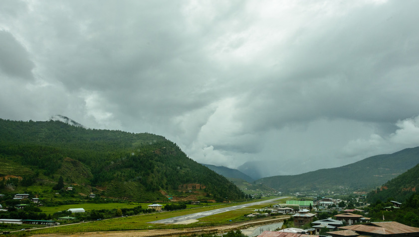  Nằm giữa thung lũng Himalaya hùng vĩ, nơi đây mở ra khung cảnh ngoạn mục và khởi đầu đầy kỳ diệu cho hành trình khám phá Bhutan