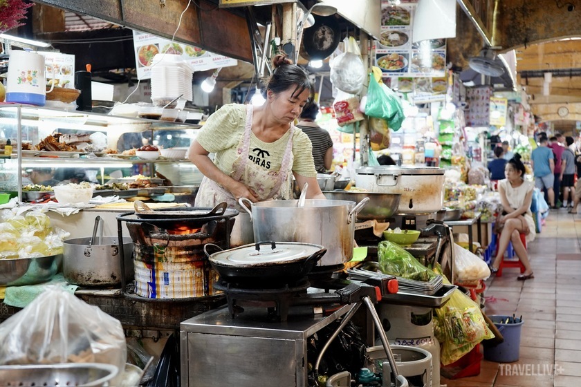 Các quầy đồ ăn tại đây mang đặc trưng của ẩm thực đường phố Việt Nam, dân dã và rất gần gũi