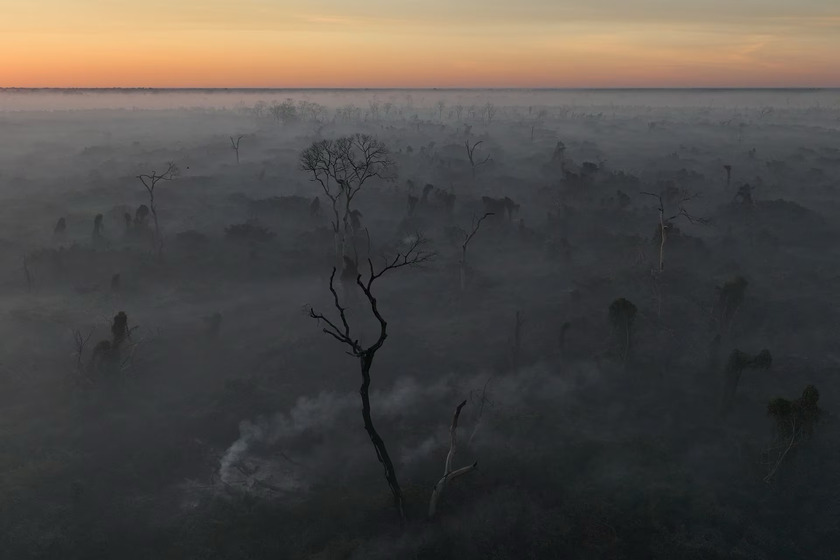 Khói từ ngọn lửa bốc lên không trung ở Corumba, bang Mato Grosso do Sul, Brazil