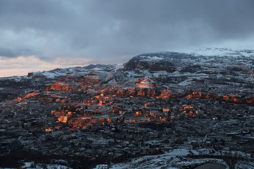 Khung cảnh cho thấy cây cối và những ngôi nhà phủ đầy tuyết ở Faraya nhìn từ Kfardebian, Lebanon