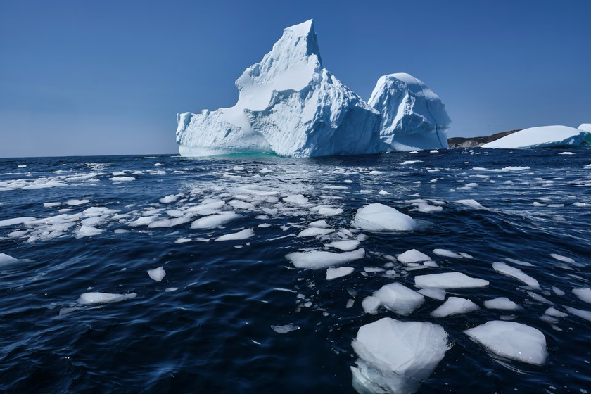 Một tảng băng trôi vỡ về phía nam trên biển Labrador ở Saint Lunaire-Griquet, Newfoundland, Canada