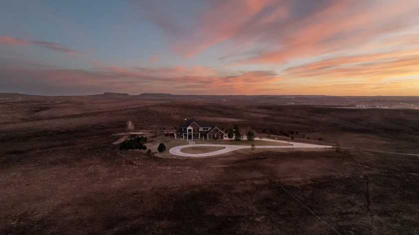 Một ngôi nhà trơ trọi sau đám cháy Smokehouse Creek ở Canada, Texas