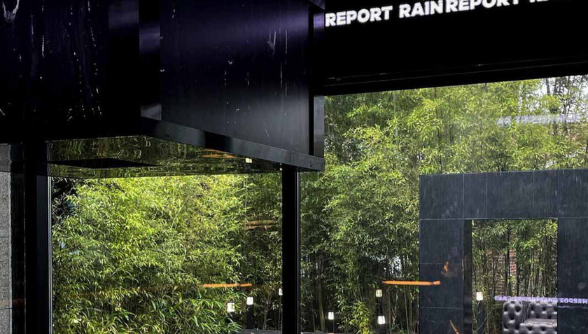 Sự nổi bật của Rain Report Cafe chính là hệ thống “mưa nhân tạo” được thiết kế tinh tế