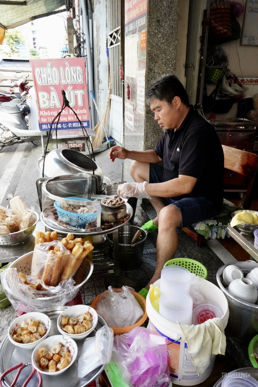 Bếp lửa nhỏ, gánh cháo lòng bà Út giữ ấm cả một góc phố bình dị