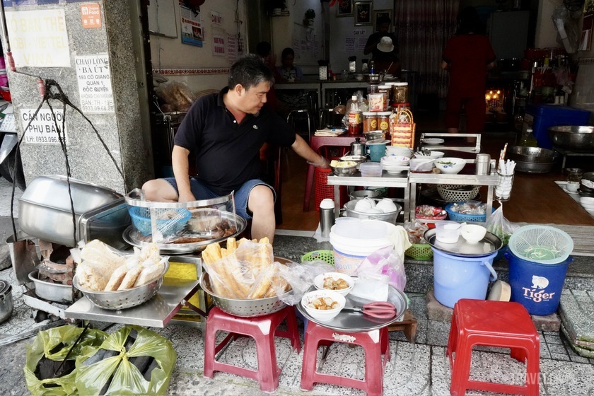 Quầy cháo lòng giản dị nhưng luôn đông khách nhờ hương vị đặc trưng khó quên