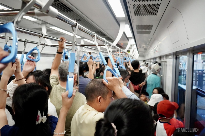 Dù đã vận hành được 1 tuần, các tuyến tàu metro vẫn thu hút đông khách đến trải nghiệm