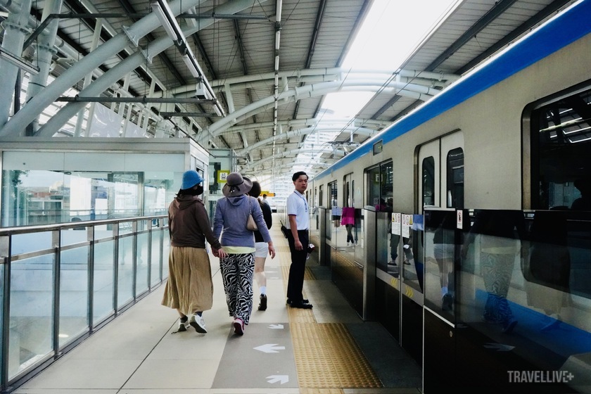 Người dân và du khách chờ đón trải nghiệm tuyến metro hiện đại đầu tiên của thành phố