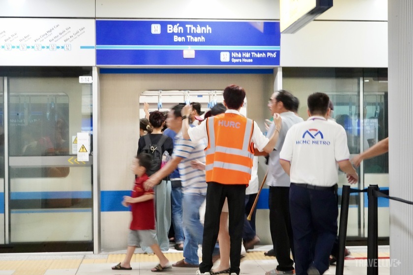 Đội ngũ nhân viên metro tận tình hướng dẫn hành khách, đảm bảo trải nghiệm thuận tiện và an toàn