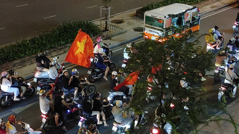 Lá cờ đỏ sao vàng tung bay khắp các con phố của Hà Nội sau khi đội tuyển Việt Nam giành chiến thắng trước Thái Lan