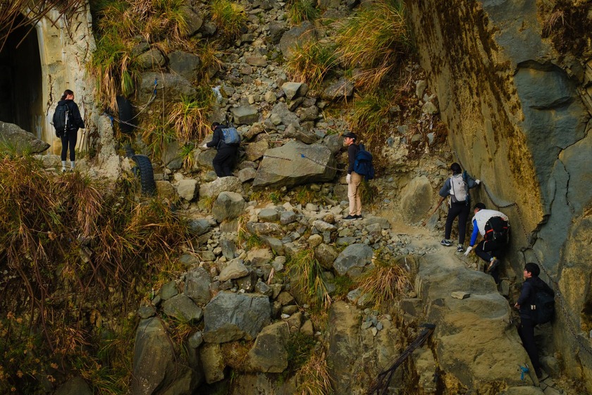 Trước khi bắt đầu hành trình trekking, du khách nên chuẩn bị đầy đủ trang thiết bị, bao gồm giày dép phù hợp, nước uống và đồ ăn nhẹ