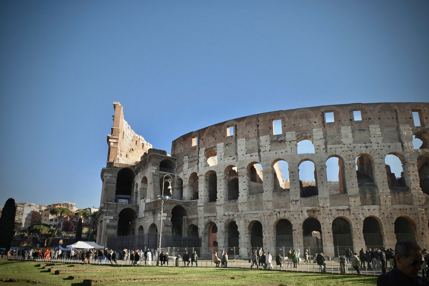 Colosseum - biểu tượng trường tồn của Rome, với vẻ đẹp uy nghi giữa lòng thành phố hiện đại