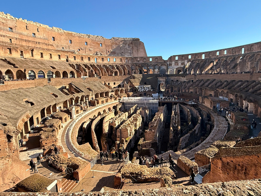 Bên trong Colosseum