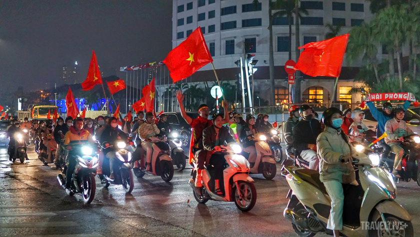 Tại Hà Nội, hàng vạn người dân mang theo cờ đỏ sao vàng đổ ra khắp ngả đường ăn mừng cúp vô địch ASEAN Cup 2024 của đội tuyển Việt Nam