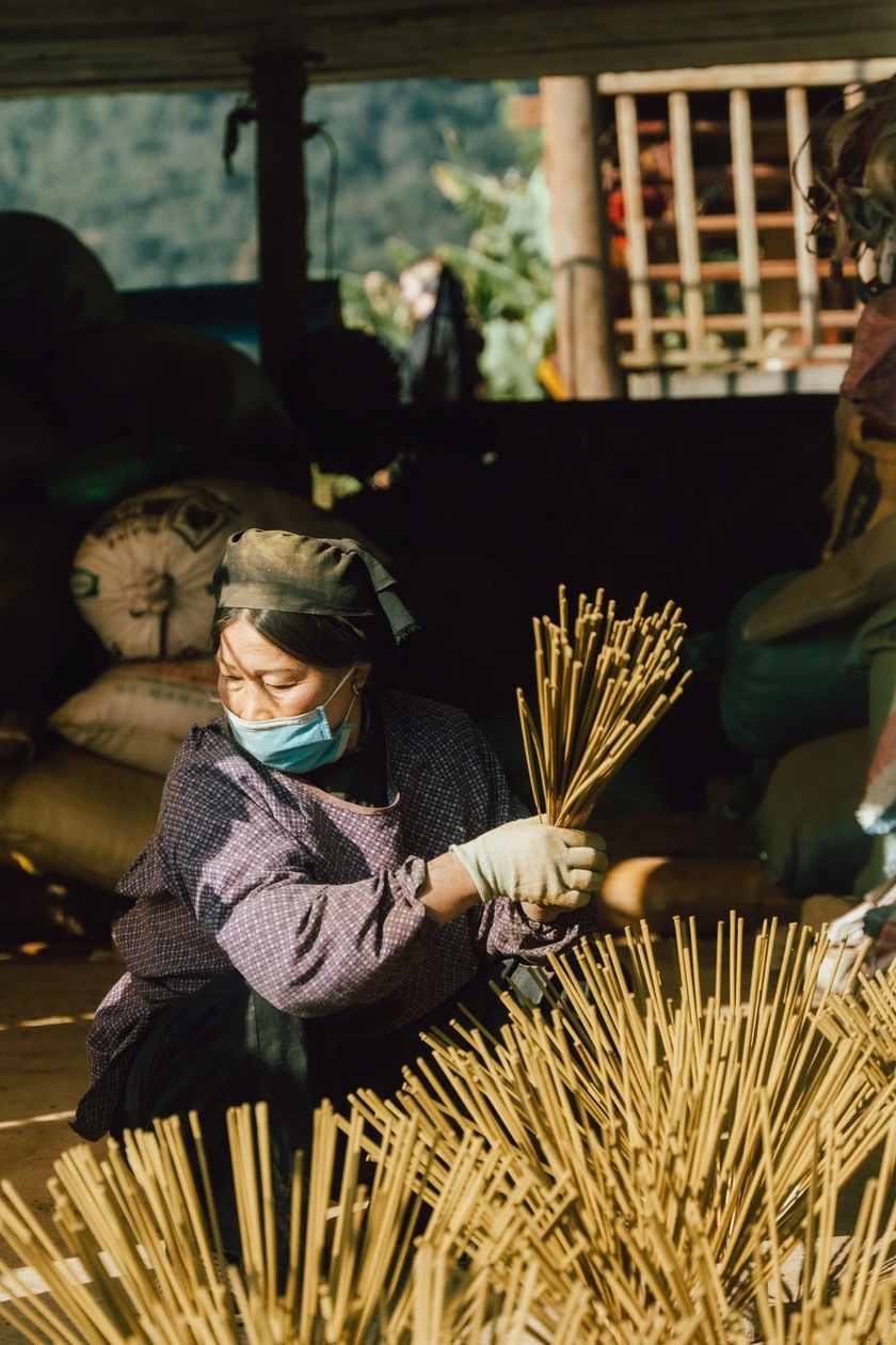 Trải nghiệm làm hương thủ công từ những nguyên liệu tự nhiên như cây quế, lá bạch đàn và các thảo mộc đặc trưng của vùng