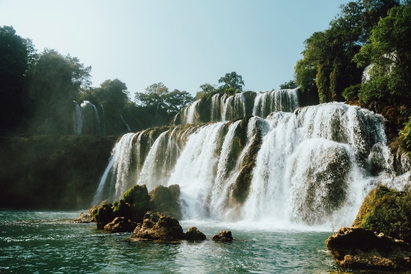 Khung cảnh bình yên tại thác Bản Giốc, nơi thiên nhiên hòa quyện hoàn hảo với không gian tĩnh lặng của Cao Bằng