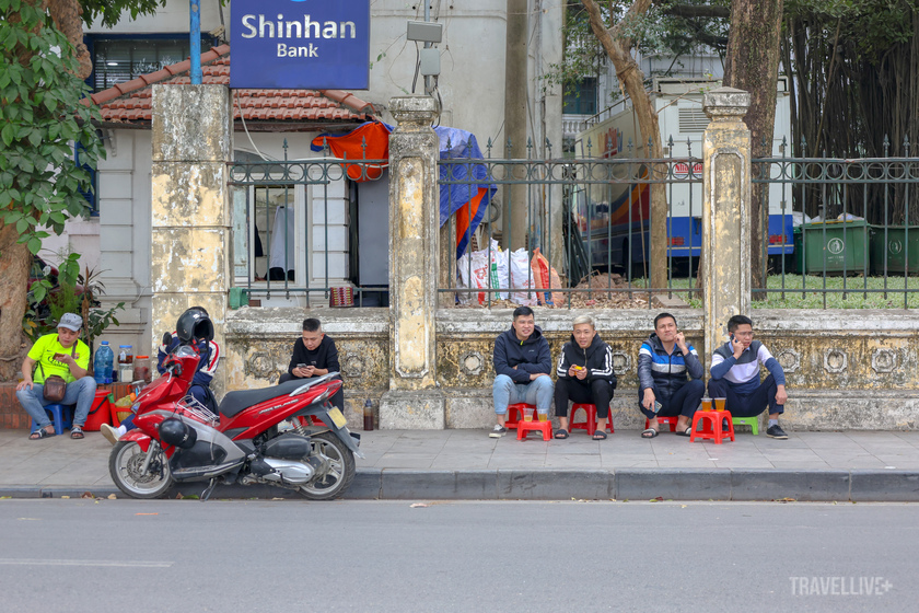 Văn hóa trà đá vỉa hè ở phố, ngày thường hay ngày Tết vẫn thế!