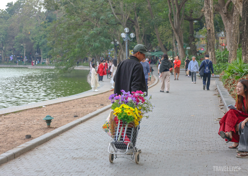 Hà Nội những ngày cận Tết giống như một bức tranh đang được vẽ dở, với mỗi nét cọ là một gam màu khác biệt