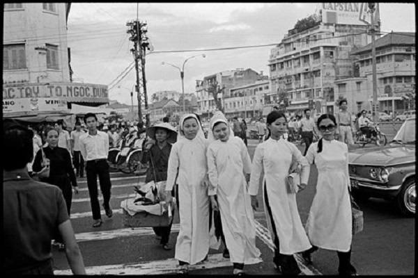 Từng là trang phục hàng ngày của phụ nữ Việt Nam trước những năm 1970, chiếc áo dài hiện đại với khả năng biến hóa linh hoạt, từ kiểu dáng, chất liệu đến họa tiết