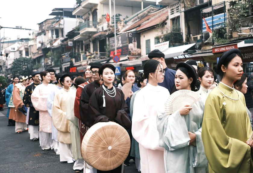 “Bách hoa bộ hành” được ví như một rừng hoa rực rỡ với hàng trăm bộ trang phục từ các triều đại như Lý, Trần, Lê, Nguyễn