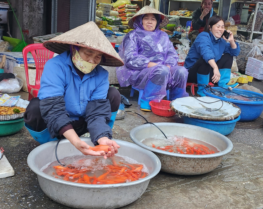 Tiễn ông Táo về chầu trời, người dân gửi gắm nhiều điều ước vọng để đón một năm mới bình an, hạnh phúc