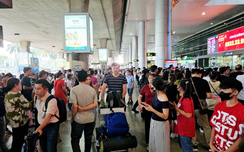 Trong khi các chuyến bay liên tục kín chỗ, thì giá vé tàu hỏa và xe khách cũng tăng chóng mặt, khiến hành trình về quê đón Tết của nhiều người trở nên khó khăn hơn bao giờ hết