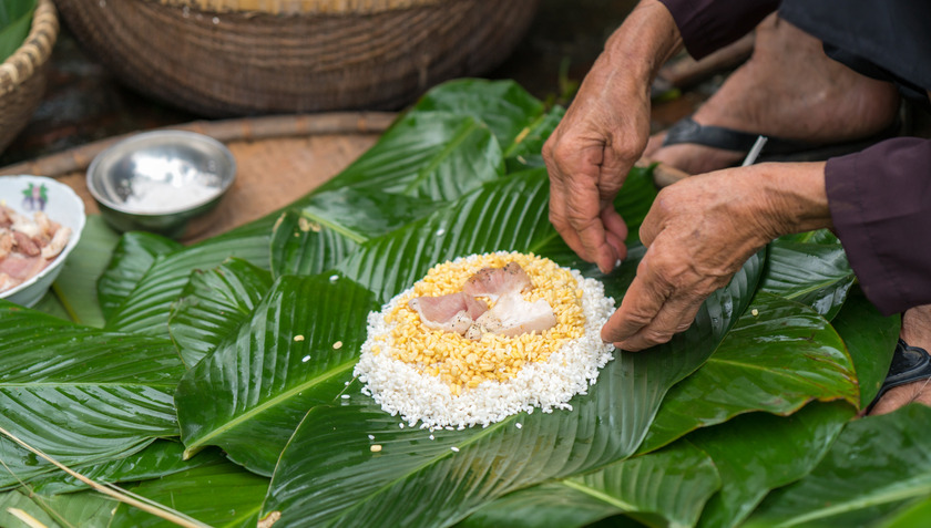 Moi nguyên liệu làm bánh chưng đều được lựa chọn kỹ càng, khi gói cần gói chắc tay, khi luộc cũng cần phải canh chừng để bánh vừa chín tới